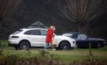 Eefde 3 december 2022
Martha Riemsma de vriendin van Matthijs v Nieuwkerk doet boodschappen bij de Albert Heijn. Daarn rijdt ze naar het huis van Matthijs waar Matthijs helpt met de boodschappen uit de Porsche Macan halen .