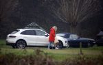 Eefde 3 december 2022
Martha Riemsma de vriendin van Matthijs v Nieuwkerk doet boodschappen bij de Albert Heijn. Daarn rijdt ze naar het huis van Matthijs waar Matthijs helpt met de boodschappen uit de Porsche Macan halen .