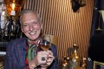 Noordwijk 9 december 2022
Presentatie nieuwe scheurkalendar van de familie Meiland. Aanwezig Martien Meiland Erica Meiland en Montana Meiland . Ook aanwezig Jan Dijkgraaf en Timon Moll ( regisseur van de Meilandjes). Presentatie is in de woonwinkel van Montana.