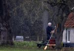 Eefde 3 december 2022
Martha Riemsma de vriendin van Matthijs v Nieuwkerk doet boodschappen bij de Albert Heijn. Daarn rijdt ze naar het huis van Matthijs waar Matthijs helpt met de boodschappen uit de Porsche Macan halen .