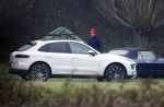 Eefde 3 december 2022
Martha Riemsma de vriendin van Matthijs v Nieuwkerk doet boodschappen bij de Albert Heijn. Daarn rijdt ze naar het huis van Matthijs waar Matthijs helpt met de boodschappen uit de Porsche Macan halen .