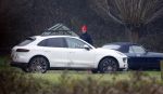 Eefde 3 december 2022
Martha Riemsma de vriendin van Matthijs v Nieuwkerk doet boodschappen bij de Albert Heijn. Daarn rijdt ze naar het huis van Matthijs waar Matthijs helpt met de boodschappen uit de Porsche Macan halen .