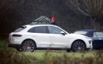 Eefde 3 december 2022
Martha Riemsma de vriendin van Matthijs v Nieuwkerk doet boodschappen bij de Albert Heijn. Daarn rijdt ze naar het huis van Matthijs waar Matthijs helpt met de boodschappen uit de Porsche Macan halen .
