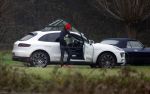 Eefde 3 december 2022
Martha Riemsma de vriendin van Matthijs v Nieuwkerk doet boodschappen bij de Albert Heijn. Daarn rijdt ze naar het huis van Matthijs waar Matthijs helpt met de boodschappen uit de Porsche Macan halen .