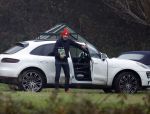 Eefde 3 december 2022
Martha Riemsma de vriendin van Matthijs v Nieuwkerk doet boodschappen bij de Albert Heijn. Daarn rijdt ze naar het huis van Matthijs waar Matthijs helpt met de boodschappen uit de Porsche Macan halen .