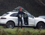 Eefde 3 december 2022
Martha Riemsma de vriendin van Matthijs v Nieuwkerk doet boodschappen bij de Albert Heijn. Daarn rijdt ze naar het huis van Matthijs waar Matthijs helpt met de boodschappen uit de Porsche Macan halen .