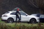 Eefde 3 december 2022
Martha Riemsma de vriendin van Matthijs v Nieuwkerk doet boodschappen bij de Albert Heijn. Daarn rijdt ze naar het huis van Matthijs waar Matthijs helpt met de boodschappen uit de Porsche Macan halen .