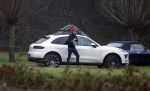 Eefde 3 december 2022
Martha Riemsma de vriendin van Matthijs v Nieuwkerk doet boodschappen bij de Albert Heijn. Daarn rijdt ze naar het huis van Matthijs waar Matthijs helpt met de boodschappen uit de Porsche Macan halen .