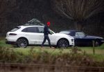Eefde 3 december 2022
Martha Riemsma de vriendin van Matthijs v Nieuwkerk doet boodschappen bij de Albert Heijn. Daarn rijdt ze naar het huis van Matthijs waar Matthijs helpt met de boodschappen uit de Porsche Macan halen .