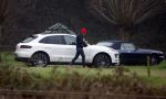 Eefde 3 december 2022
Martha Riemsma de vriendin van Matthijs v Nieuwkerk doet boodschappen bij de Albert Heijn. Daarn rijdt ze naar het huis van Matthijs waar Matthijs helpt met de boodschappen uit de Porsche Macan halen .
