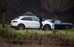 Eefde 3 december 2022
Martha Riemsma de vriendin van Matthijs v Nieuwkerk doet boodschappen bij de Albert Heijn. Daarn rijdt ze naar het huis van Matthijs waar Matthijs helpt met de boodschappen uit de Porsche Macan halen .