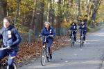 Zeist 14 november 2022
Het Nederlands vrouwen elftal vertrekt met fiets naar training onder leiding van Andries Jonker .