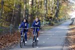 Zeist 14 november 2022
Het Nederlands vrouwen elftal vertrekt met fiets naar training onder leiding van Andries Jonker .