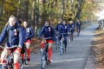 Zeist 14 november 2022
Het Nederlands vrouwen elftal vertrekt met fiets naar training onder leiding van Andries Jonker .