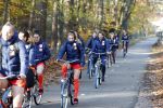 Zeist 14 november 2022
Het Nederlands vrouwen elftal vertrekt met fiets naar training onder leiding van Andries Jonker .