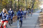 Zeist 14 november 2022
Het Nederlands vrouwen elftal vertrekt met fiets naar training onder leiding van Andries Jonker .