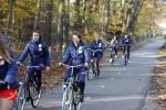 Zeist 14 november 2022
Het Nederlands vrouwen elftal vertrekt met fiets naar training onder leiding van Andries Jonker .