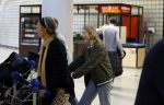 Schiphol 19 december 2022
Noa Vahle arriveert op schiphol na de WK Voetbal waar ze verslag deed voor SBS6. Haar vriend Tim de Wild wachhte haar op .