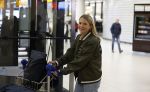 Schiphol 19 december 2022
Noa Vahle arriveert op schiphol na de WK Voetbal waar ze verslag deed voor SBS6. Haar vriend Tim de Wild wachhte haar op .