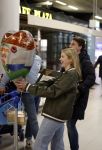 Schiphol 19 december 2022
Noa Vahle arriveert op schiphol na de WK Voetbal waar ze verslag deed voor SBS6. Haar vriend Tim de Wild wachhte haar op .