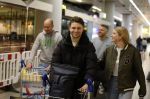Schiphol 19 december 2022
Noa Vahle arriveert op schiphol na de WK Voetbal waar ze verslag deed voor SBS6. Haar vriend Tim de Wild wachhte haar op .