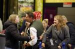 Schiphol 19 december 2022
Scheidsrechter Pol v Boekel arriveert op schiphol na de WK Voetbalin Qatar. Zijn dochters wachten hem op.