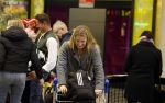 Schiphol 19 december 2022
Scheidsrechter Pol v Boekel arriveert op schiphol na de WK Voetbalin Qatar. Zijn dochters wachten hem op.