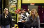 Schiphol 19 december 2022
Scheidsrechter Pol v Boekel arriveert op schiphol na de WK Voetbalin Qatar. Zijn dochters wachten hem op.