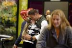 Schiphol 19 december 2022
Scheidsrechter Pol v Boekel arriveert op schiphol na de WK Voetbalin Qatar. Zijn dochters wachten hem op.