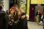 Schiphol 19 december 2022
Scheidsrechter Pol v Boekel arriveert op schiphol na de WK Voetbalin Qatar. Zijn dochters wachten hem op.