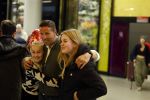 Schiphol 19 december 2022
Scheidsrechter Pol v Boekel arriveert op schiphol na de WK Voetbalin Qatar. Zijn dochters wachten hem op.