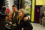 Schiphol 19 december 2022
Scheidsrechter Pol v Boekel arriveert op schiphol na de WK Voetbalin Qatar. Zijn dochters wachten hem op.