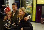 Schiphol 19 december 2022
Scheidsrechter Pol v Boekel arriveert op schiphol na de WK Voetbalin Qatar. Zijn dochters wachten hem op.