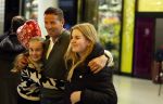 Schiphol 19 december 2022
Scheidsrechter Pol v Boekel arriveert op schiphol na de WK Voetbalin Qatar. Zijn dochters wachten hem op.