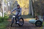 Amsterdam 12 december 2022
Robert Doornbos met zijn hond Simba op de electrische fiets van het merk Heritage Bike