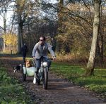 Amsterdam 12 december 2022
Robert Doornbos met zijn hond Simba op de electrische fiets van het merk Heritage Bike