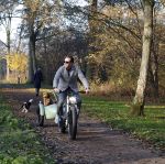 Amsterdam 12 december 2022
Robert Doornbos met zijn hond Simba op de electrische fiets van het merk Heritage Bike