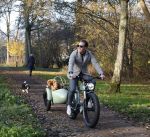 Amsterdam 12 december 2022
Robert Doornbos met zijn hond Simba op de electrische fiets van het merk Heritage Bike