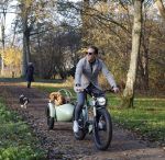 Amsterdam 12 december 2022
Robert Doornbos met zijn hond Simba op de electrische fiets van het merk Heritage Bike