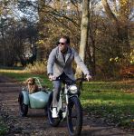 Amsterdam 12 december 2022
Robert Doornbos met zijn hond Simba op de electrische fiets van het merk Heritage Bike