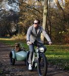 Amsterdam 12 december 2022
Robert Doornbos met zijn hond Simba op de electrische fiets van het merk Heritage Bike