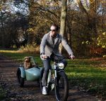 Amsterdam 12 december 2022
Robert Doornbos met zijn hond Simba op de electrische fiets van het merk Heritage Bike