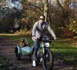 Amsterdam 12 december 2022
Robert Doornbos met zijn hond Simba op de electrische fiets van het merk Heritage Bike