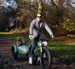 Amsterdam 12 december 2022
Robert Doornbos met zijn hond Simba op de electrische fiets van het merk Heritage Bike