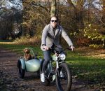 Amsterdam 12 december 2022
Robert Doornbos met zijn hond Simba op de electrische fiets van het merk Heritage Bike