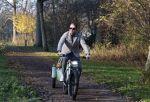 Amsterdam 12 december 2022
Robert Doornbos met zijn hond Simba op de electrische fiets van het merk Heritage Bike