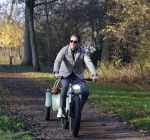 Amsterdam 12 december 2022
Robert Doornbos met zijn hond Simba op de electrische fiets van het merk Heritage Bike