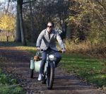 Amsterdam 12 december 2022
Robert Doornbos met zijn hond Simba op de electrische fiets van het merk Heritage Bike