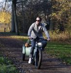 Amsterdam 12 december 2022
Robert Doornbos met zijn hond Simba op de electrische fiets van het merk Heritage Bike