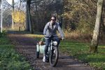 Amsterdam 12 december 2022
Robert Doornbos met zijn hond Simba op de electrische fiets van het merk Heritage Bike